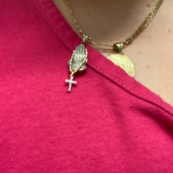 10k yellow gold diamond praying hands pendant - Picture 8 of 8
